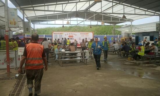 工地飯?zhí)贸邪? />
</p>
<p>
	每天做兩餐，20塊一天，一年除去節(jié)假日算300天，假設(shè)300個人一定會去吃飯，這樣你在這300個人中可以得到180萬的總銷售額。這是一個總數(shù)，成本可根據(jù)自身情況，及當(dāng)?shù)夭少徫飪r，資金計算出大概，就知道有多少利潤空間了。
</p>			</div>
			<!-- /content -->
			<div   id=