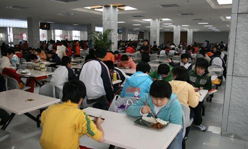 廣東三部門聯(lián)合發(fā)文嚴禁學校食堂分包轉包，每餐須有校方人員陪餐